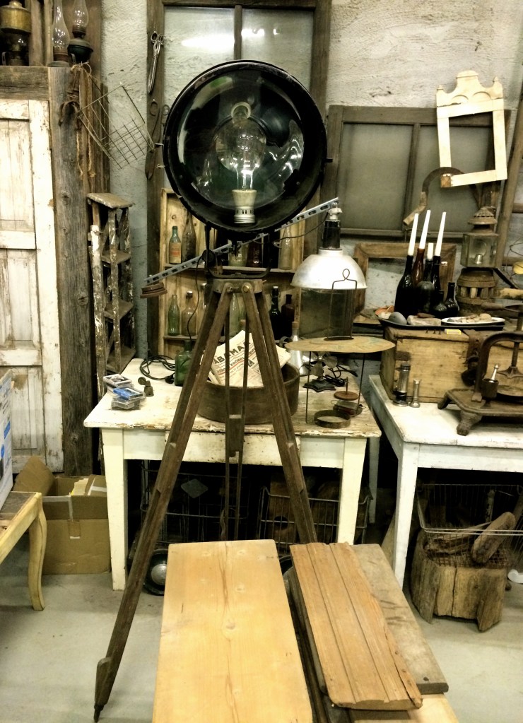 Igavene lemmik - puidust kolmjalal industriaalse hõnguga valgusti