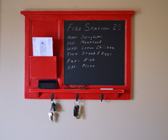 Lahe värvilaik interjööri! Kasulik mitmes mõttes: saab kirjutada, mis koduses majapidamises otsa saanud; riputada võtmeid ning ka kirjakesi (kui keegi neid saadaks).