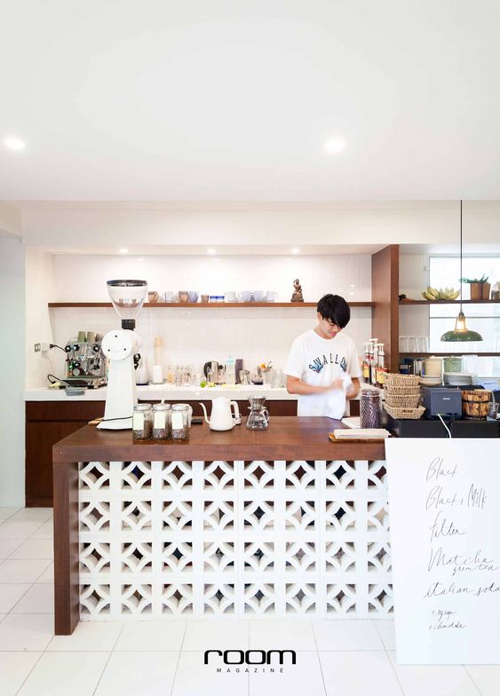 värvitud õõnesplokk köögis